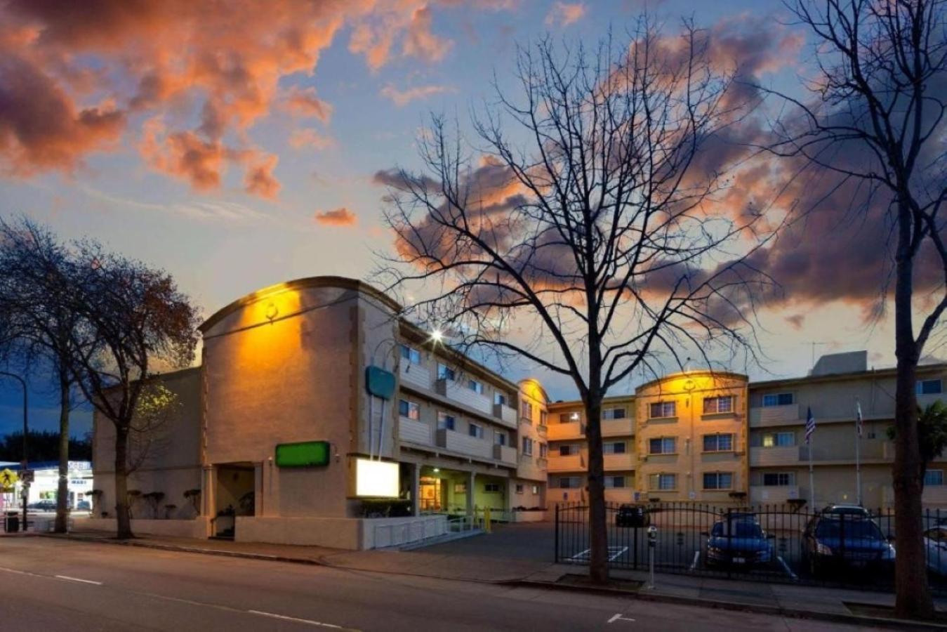 University Inn & Suites Берклі Екстер'єр фото